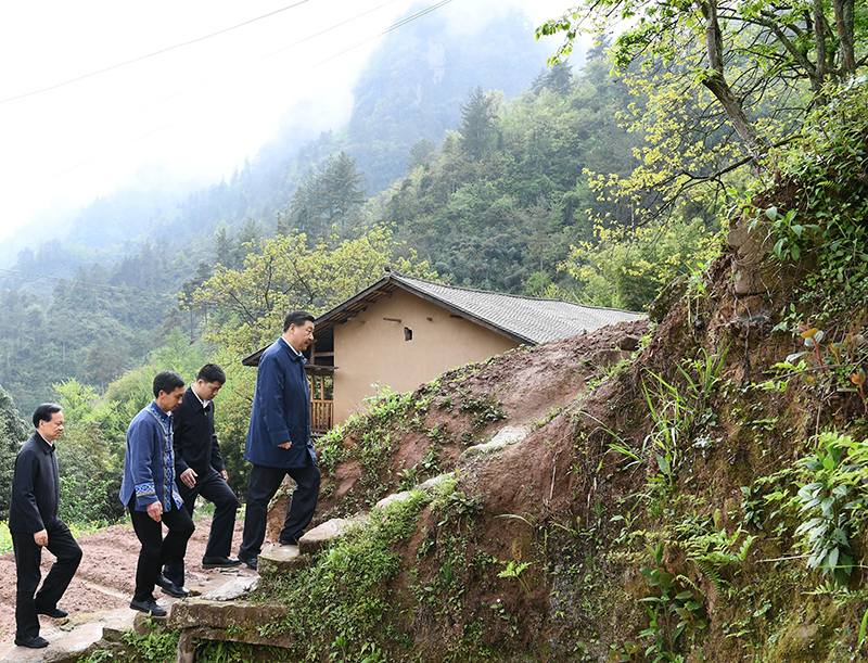 2019年4月15日，在石柱土家族自治縣中益鄉(xiāng)華溪村，習近平總書記踏著濕滑的石階登上陡坡，前往貧困戶譚登周家看望。